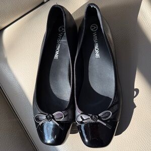 Wishbone Women's Black Flats with Patent Leather tips and bow Detail size 9M